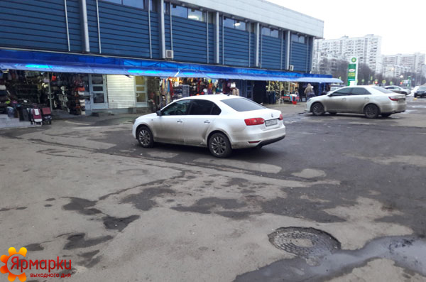 Вещевой рынок у метро Юго-Западная