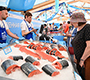 Более 3 тысяч магазинов и 140 рынков участвуют в фестивале «Москва – на волне. Рыбная неделя»
